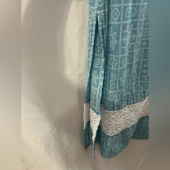 Elegant Blue and White Long Sleeve Dress - Picture 5 of 10